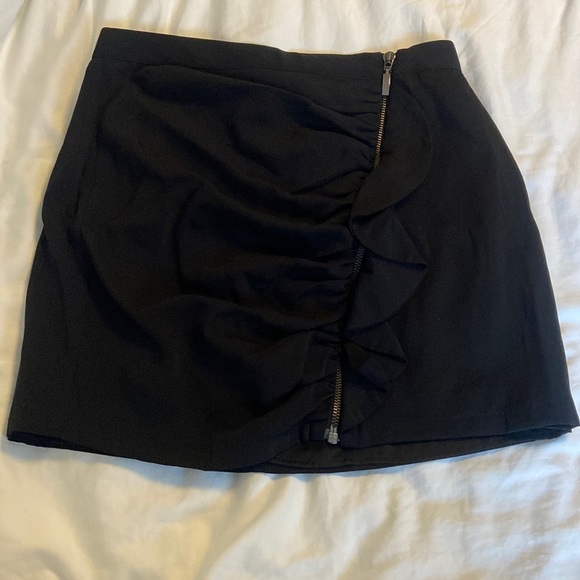 Zara • Basic Black Ruffle Mini Skirt - Picture 1 of 4